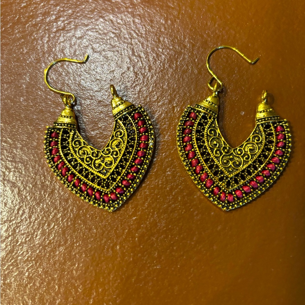 NWOT heart shaped earrings